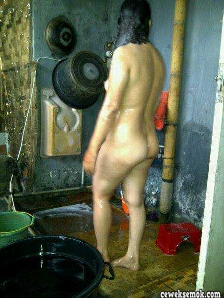 Intip Istri Tetangga Lagi Mandi 5.jpg